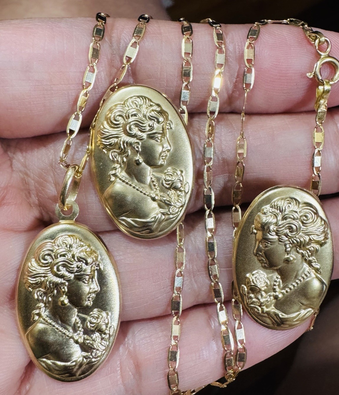18K 750 Gold Set Queen Elizabeth Earring & Necklace 18” Long 7.6g 3mm