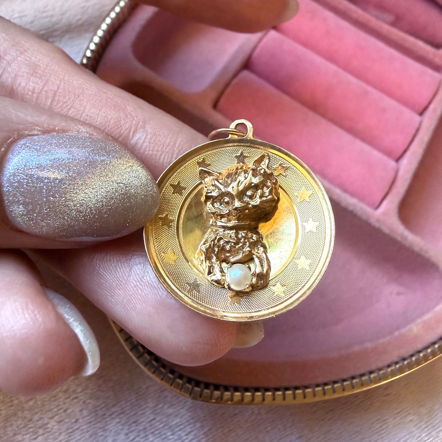 VTG ESTATE 14K Solid Gold Yellow Gold Cat With Pearl On Round Disc Charm 4 Grams