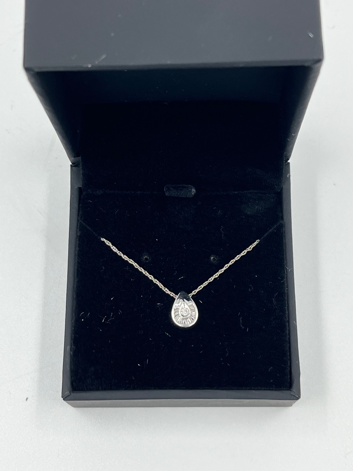 14k White Gold Pear Shaped Diamond 0.25ctw Necklace 18″