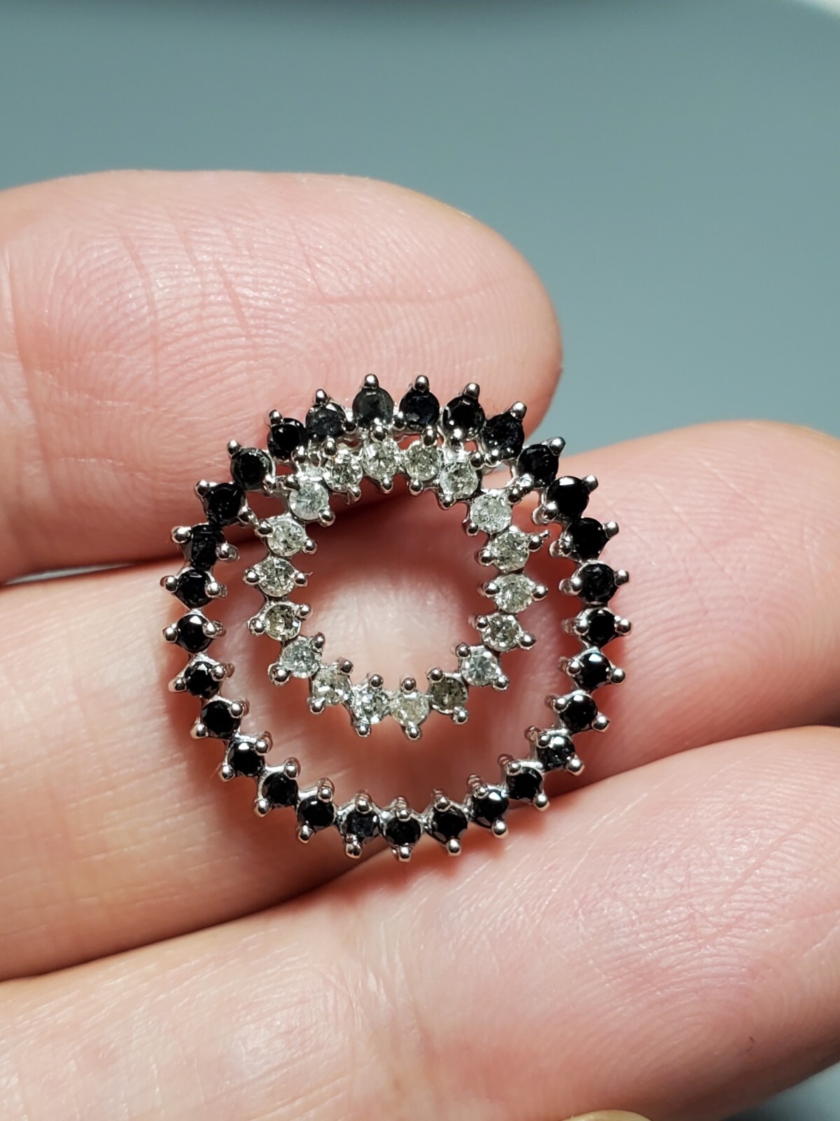 APPROX 0.50 CT ONYX & 1.00 CT DIAMOND 10KT SOLID WHITE GOLD CIRCLE PENDANT