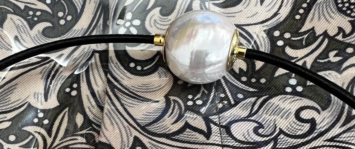 Majorica Zindis Gold Plated 18mm Pearl Pendant Plugs in 15″ Black Leather Cord