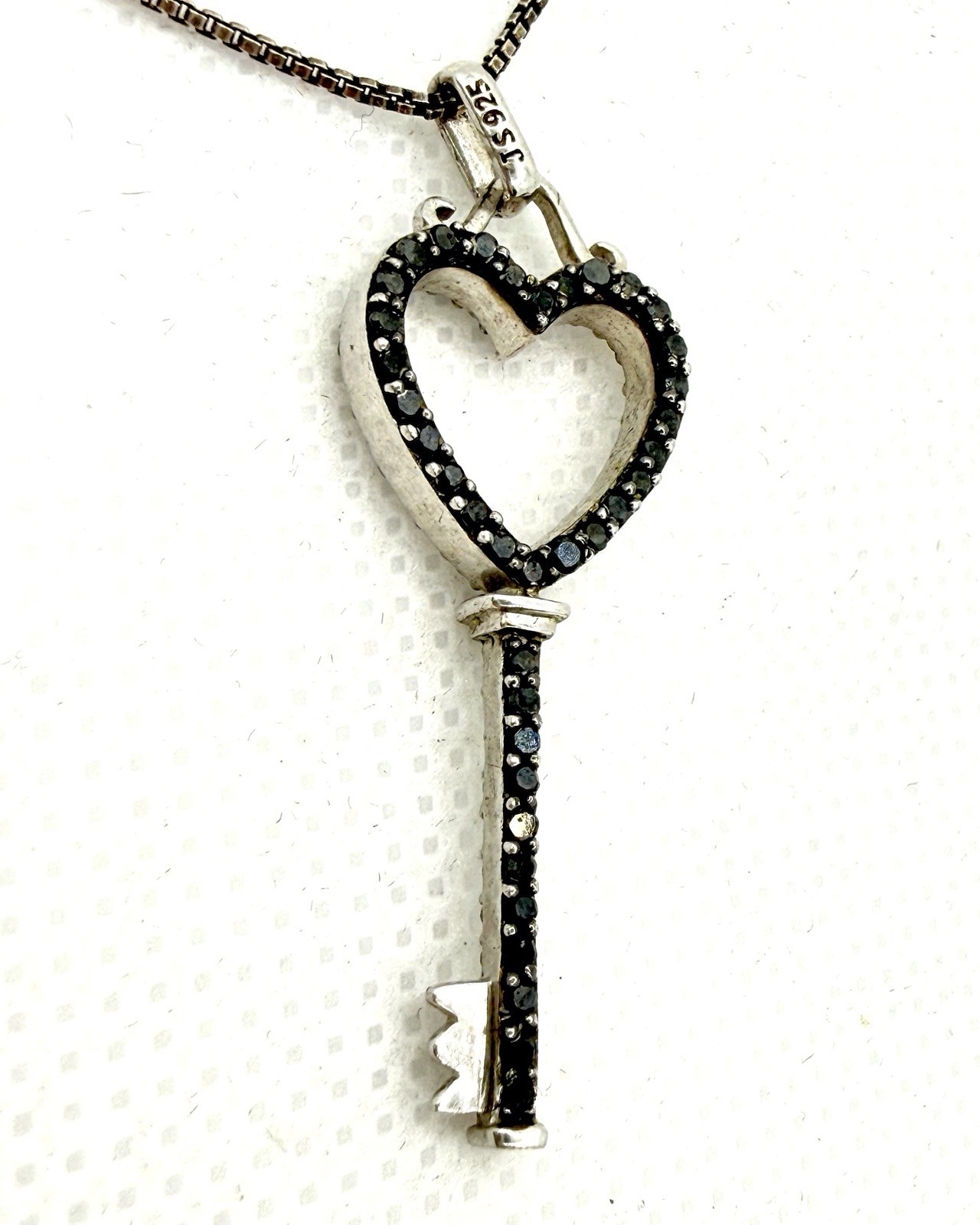 J STERLING SILVER CLEAR/ BLACK DIAMONDS OPEN HEARTS KEY PENDANT NECKLACE
