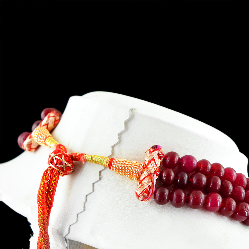 557 CTS EARTH MINED RED ENHANCED RUBY 3 STRAND ROUND SHAPED BEADS NECKLACE (DG)