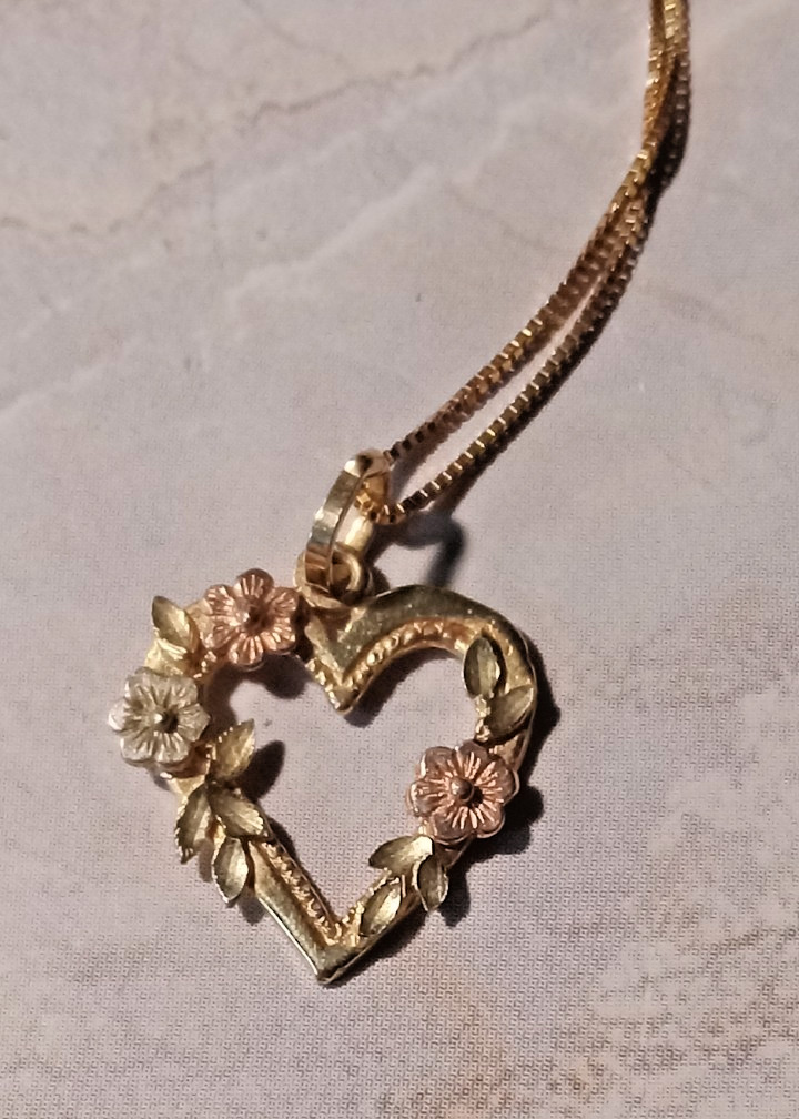 14k Gold Heart Pendant necklace Dated 1984 2 grams Tri color Flowers