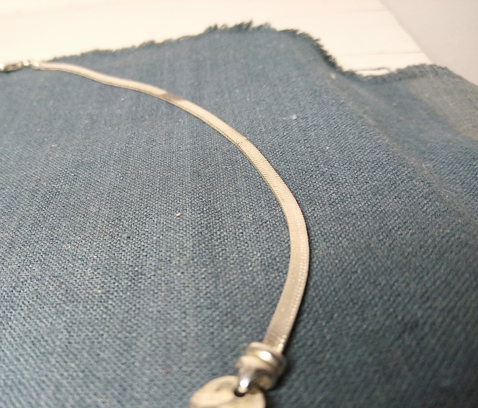 Sterling Silver 925 Hammered Graduated Disc Necklace Herringbone Chain 15″