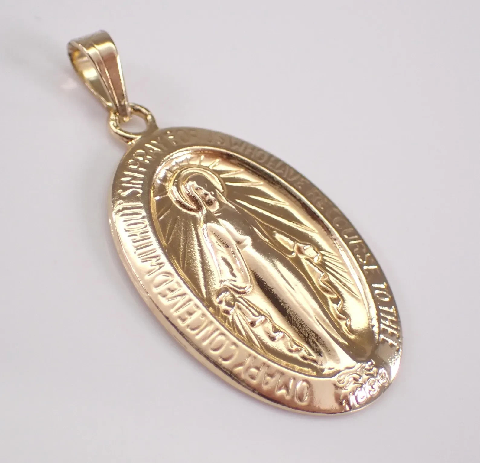 Religious Virgin Mary No Stone Oval Disk Women’s Pendant 14K Yellow Gold Plated.