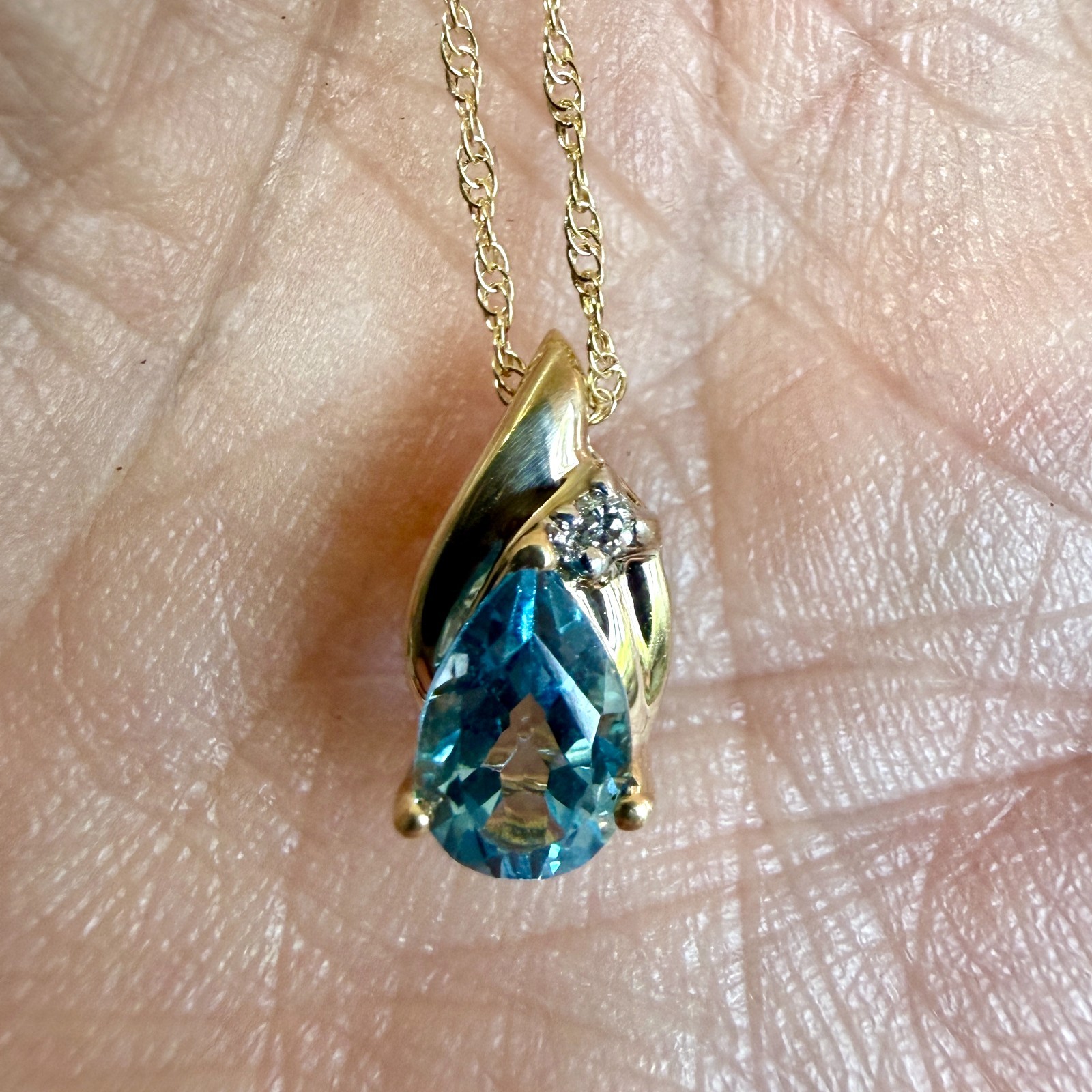 14K Yellow Gold 16″ Necklace with 8x5mm Blue Topaz & Small Diamond 2 grams