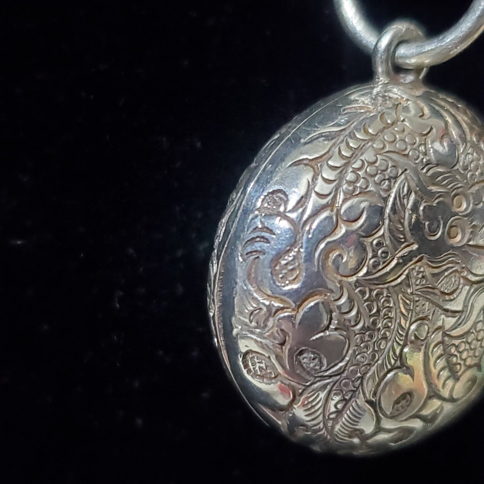 Vintage Silpada Sterling Silver Round Etched Dragon Locket with 32in Box Chain