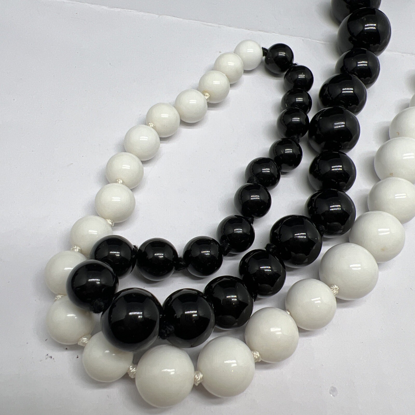 Black And White Lucite Plastic Beaded 30” Necklace 6566