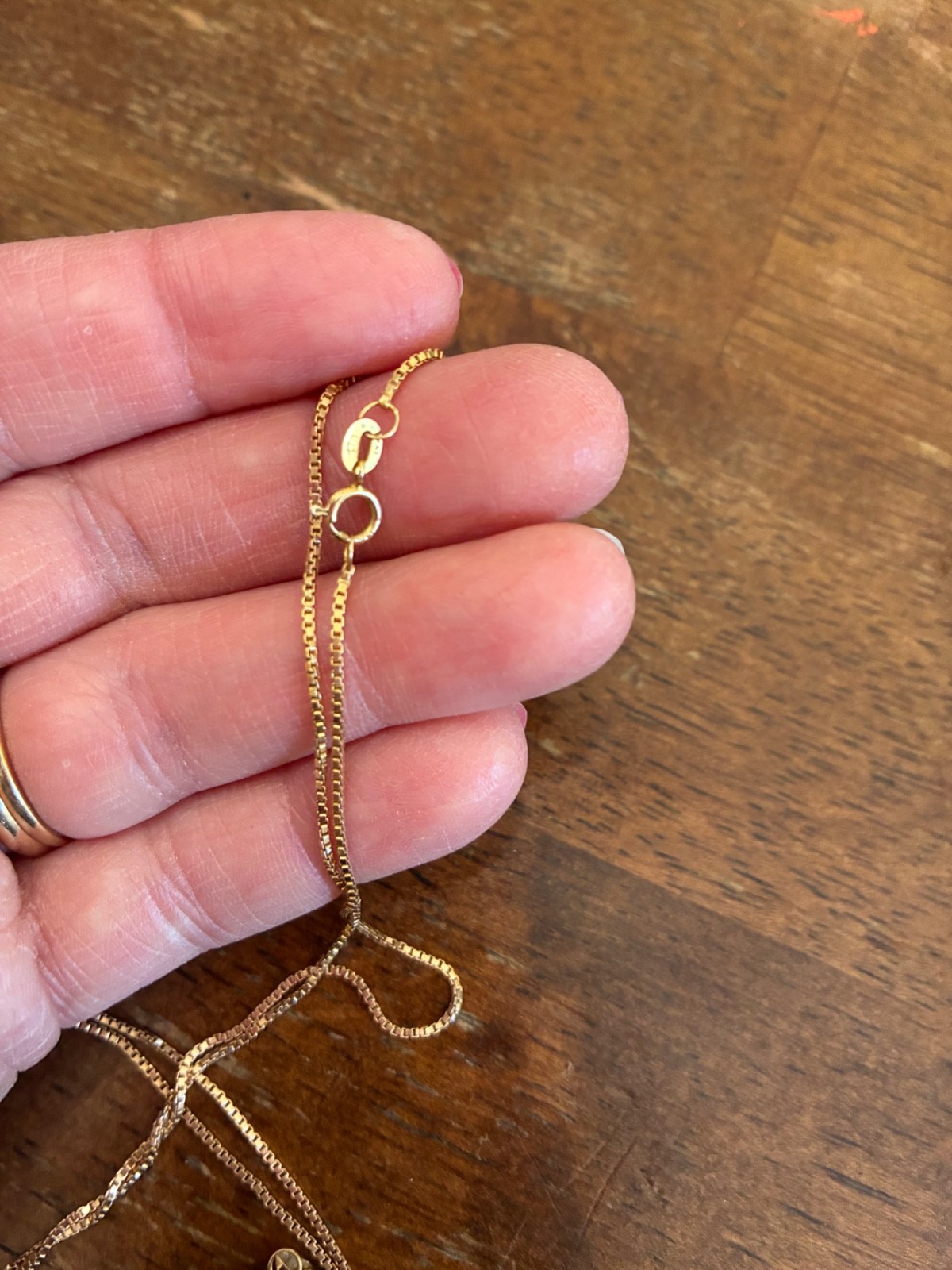 vintage 14k marked yellow gold 30in chain with black onyx/gold pendant