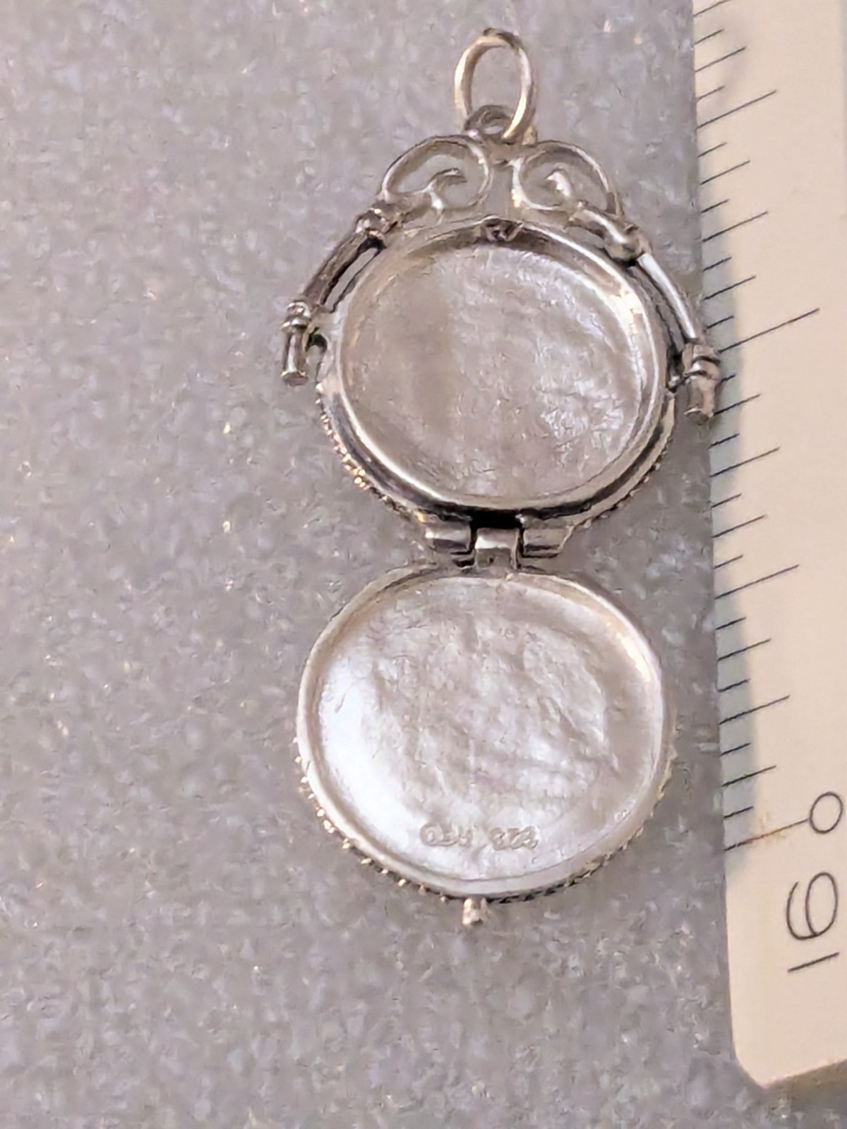 Rio Vintage Sterling Silver Memory Round Locket Opens for Keepsake P46
