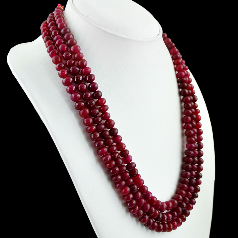 557 CTS EARTH MINED RED ENHANCED RUBY 3 STRAND ROUND SHAPED BEADS NECKLACE (DG)