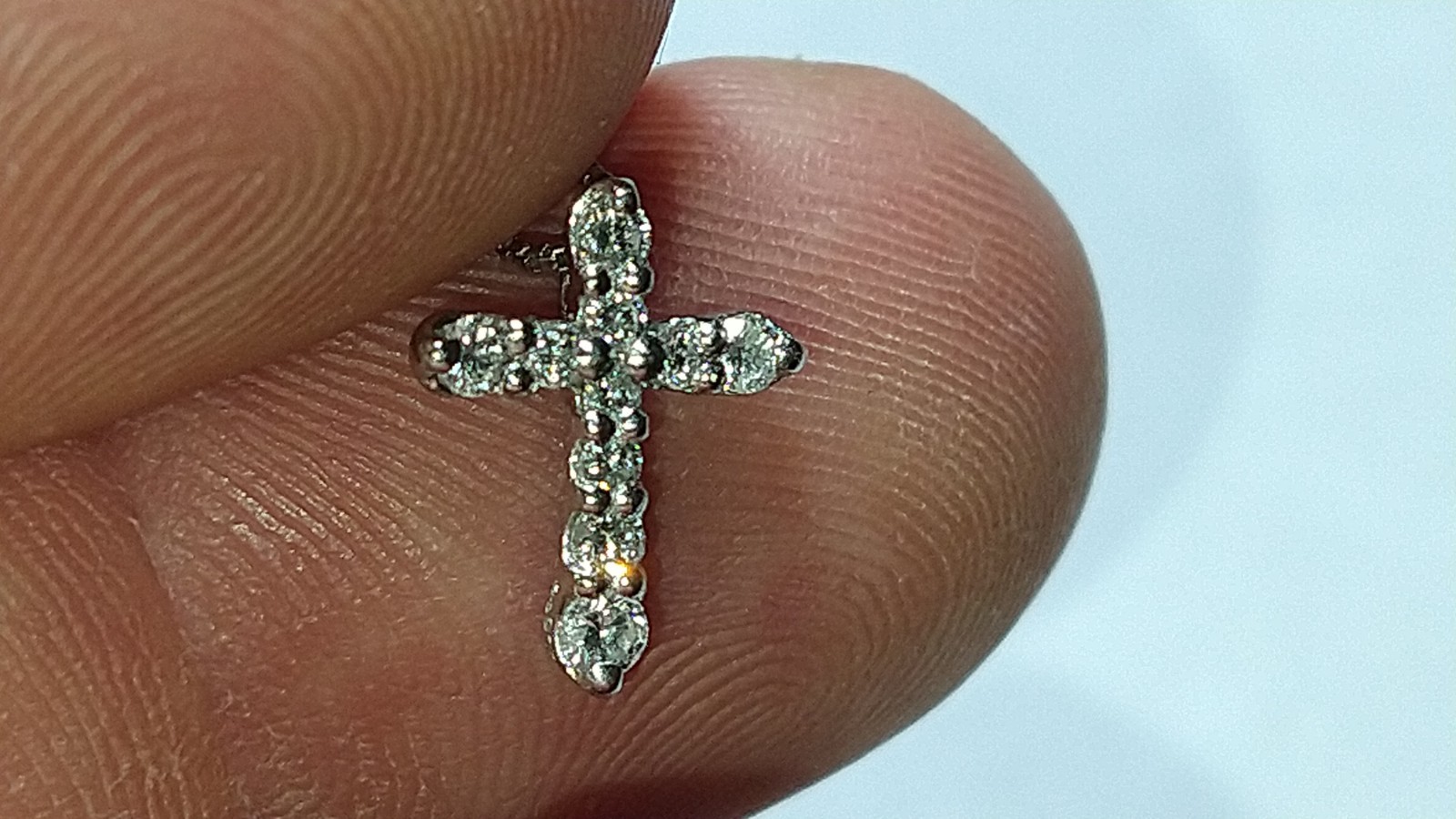 Solid platinum 0.20 carat natural diamond cross necklace 2.56 grams 15.75″
