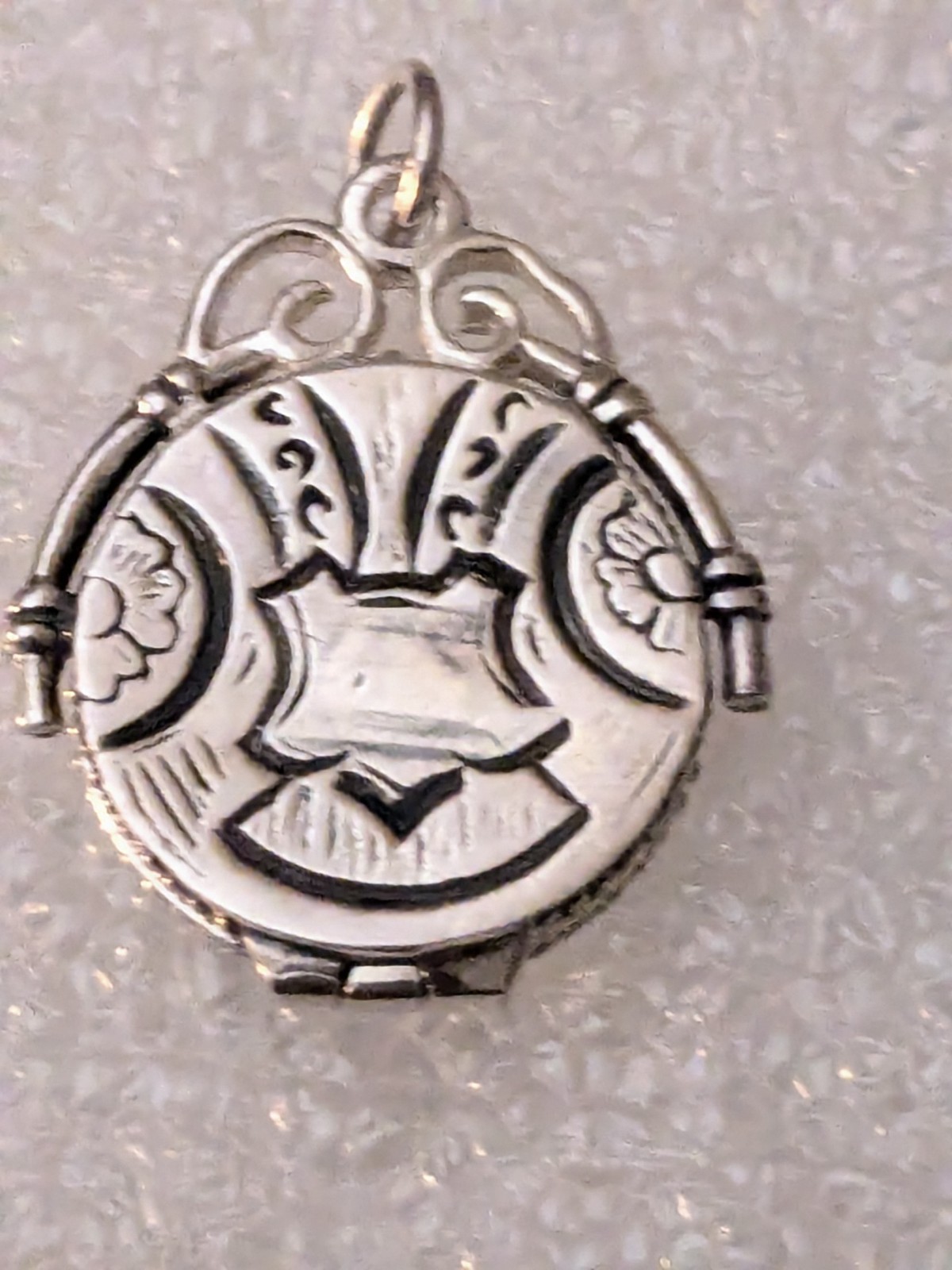 Rio Vintage Sterling Silver Memory Round Locket Opens for Keepsake P46