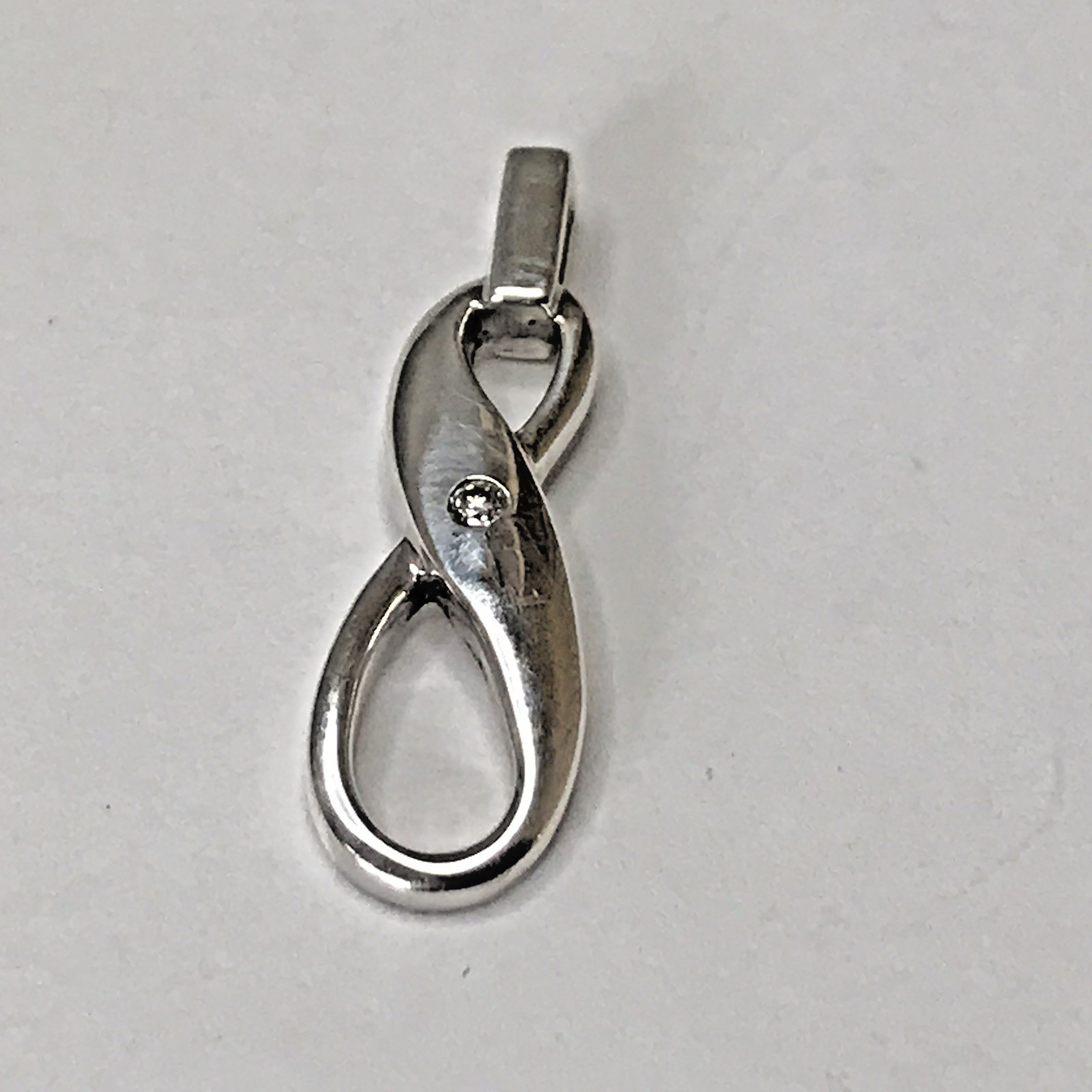 Sterling silver diamond infinity pendant 2.07grams