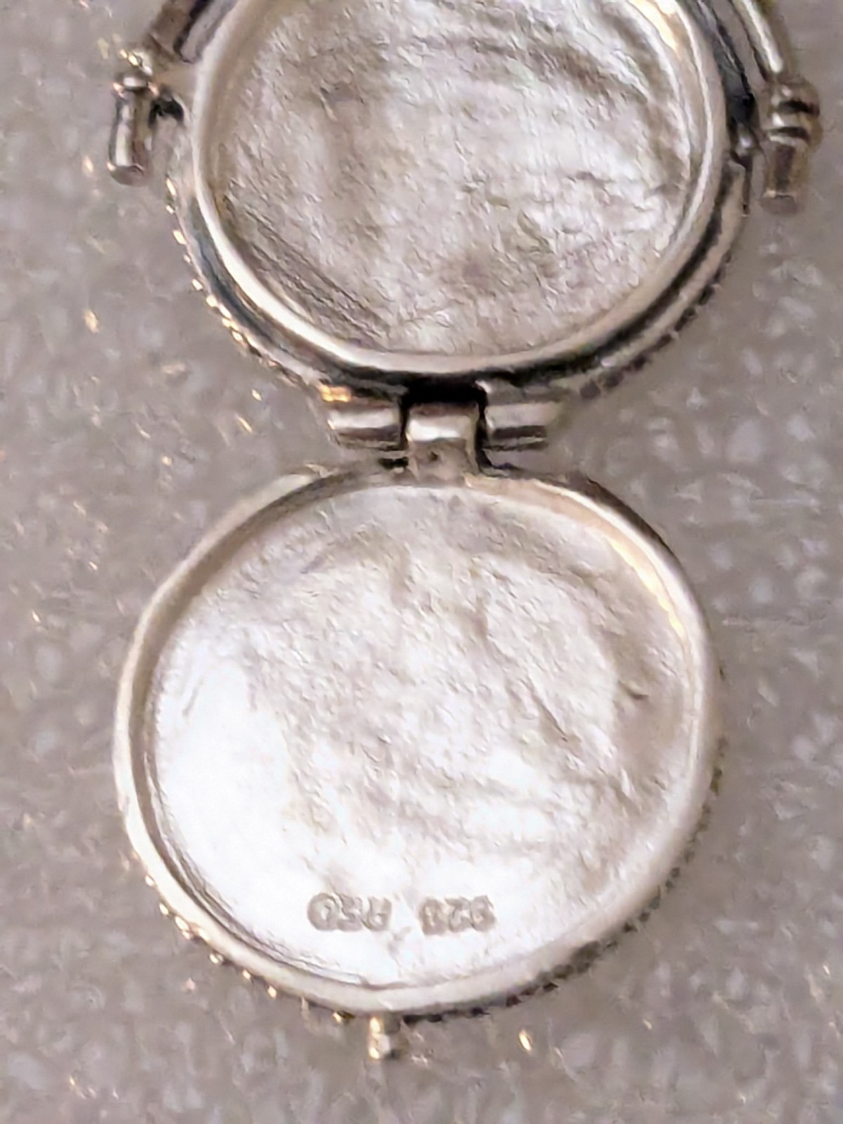 Rio Vintage Sterling Silver Memory Round Locket Opens for Keepsake P46