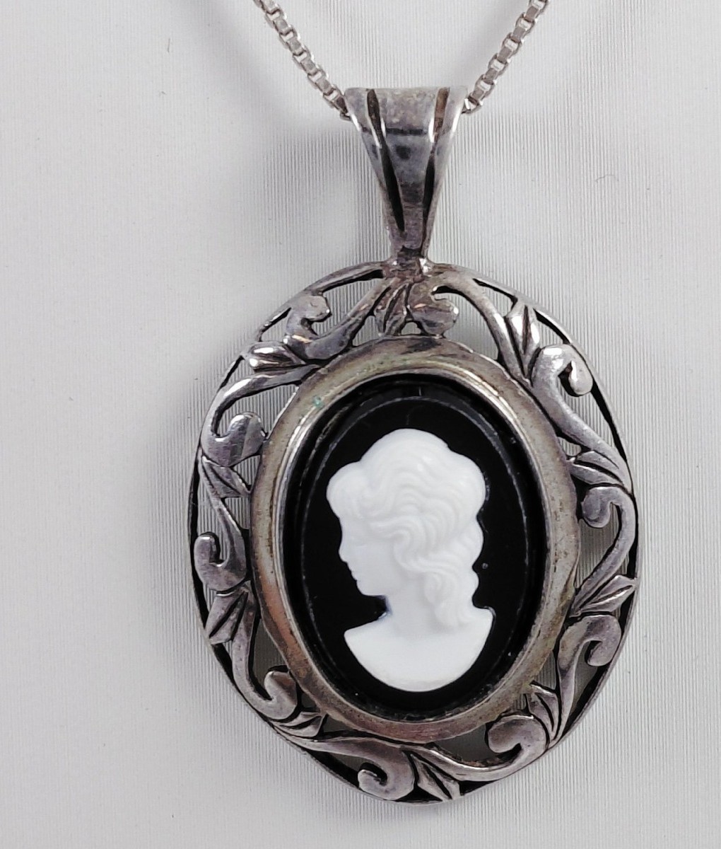 Jezlaine 925 Sterling Silver Oval Black & White Cameo Pendant Necklace