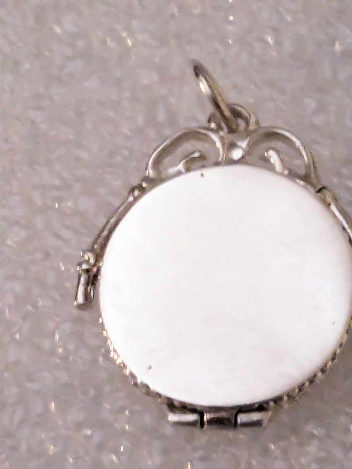 Rio Vintage Sterling Silver Memory Round Locket Opens for Keepsake P46