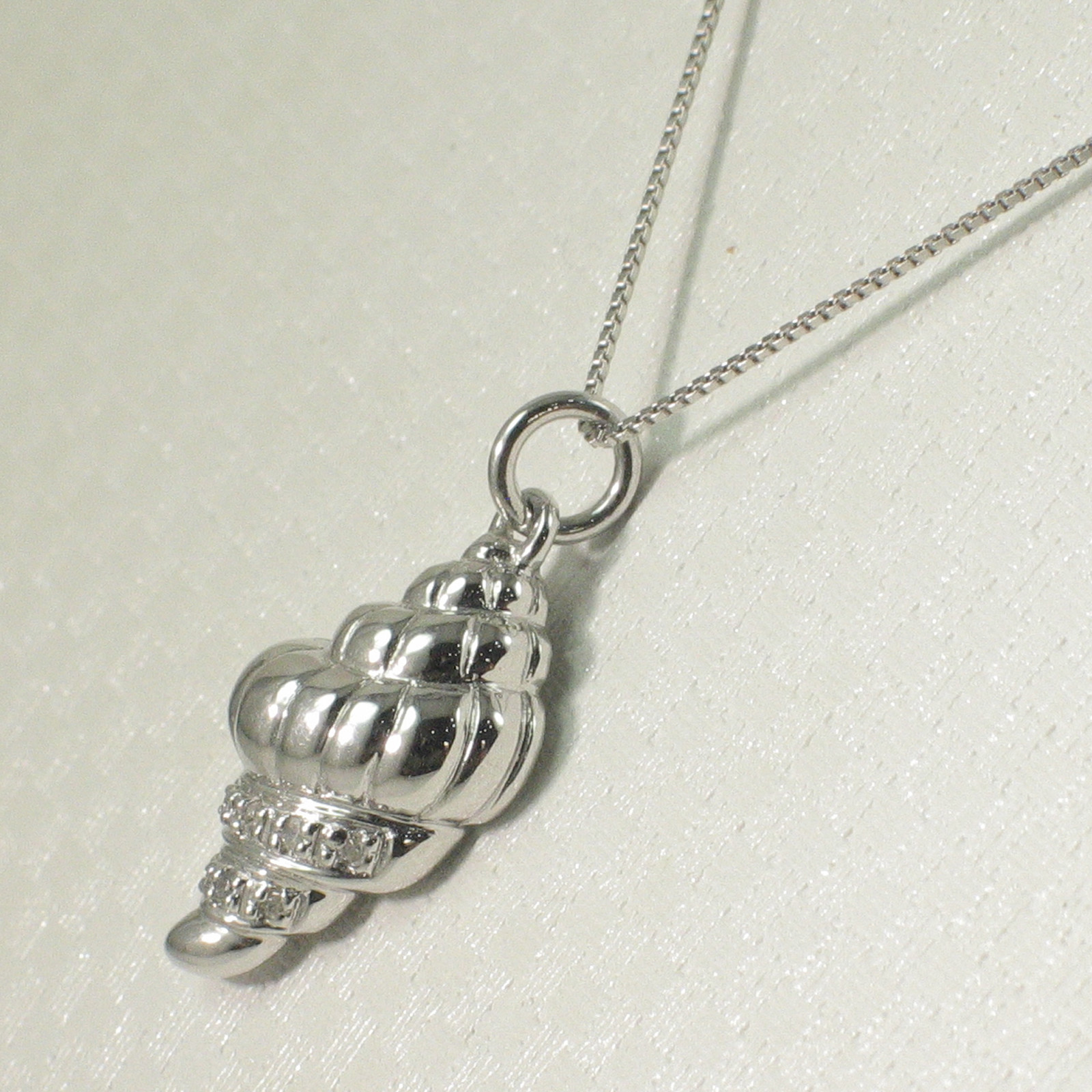 14k White Solid Gold Diamonds Beautiful & Unique Conch Pendant Necklace