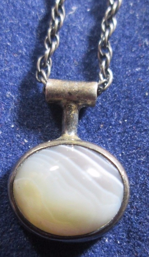 STERLING SILVER OPAQUE STRIPED GLASS PENDANT AND AN 18 INCH CHAIN