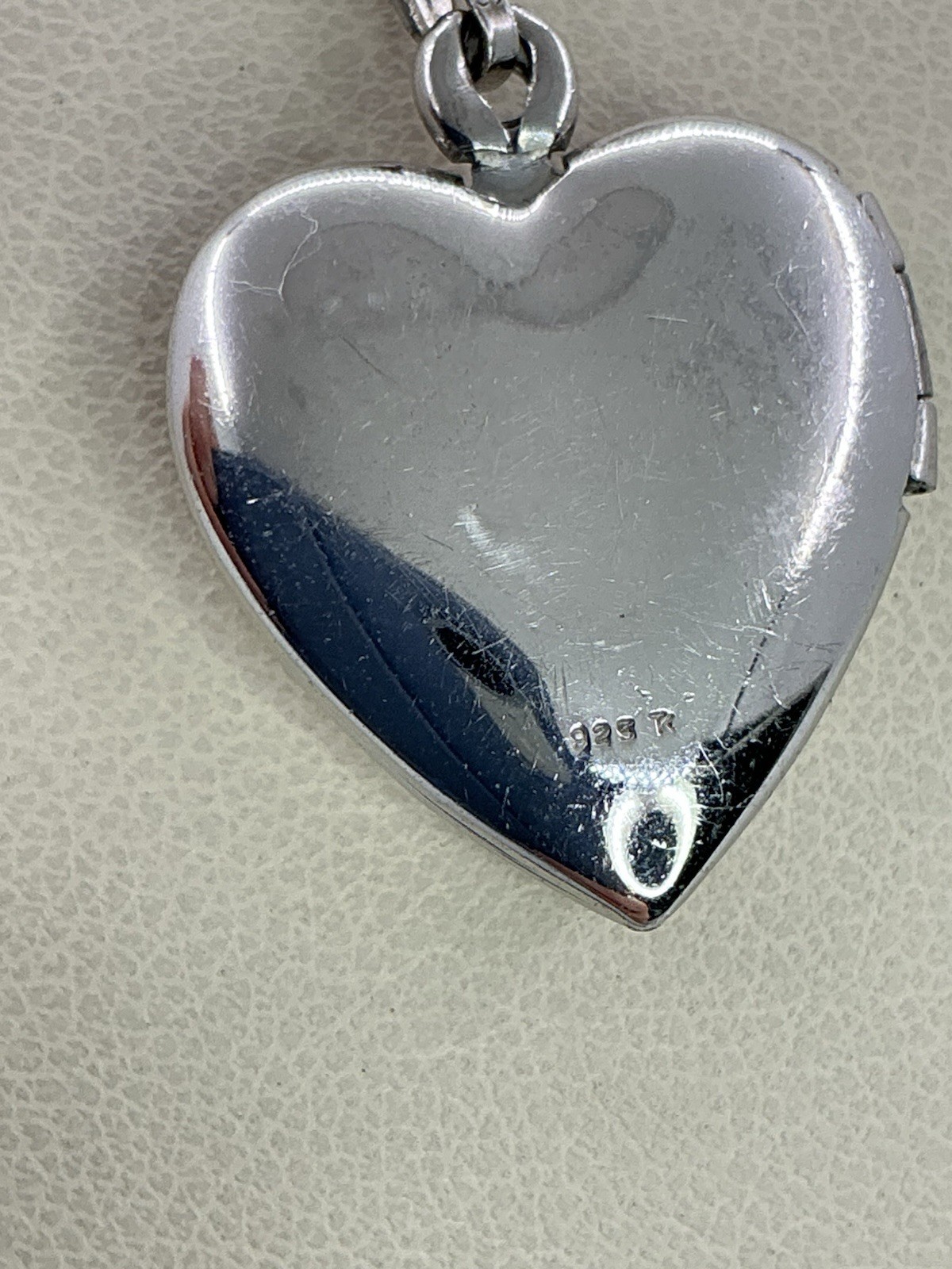 LOCKET HEART SHAPE STERLING SILVER WITH CHAIN ENGRAVED HEARTS (S1039)