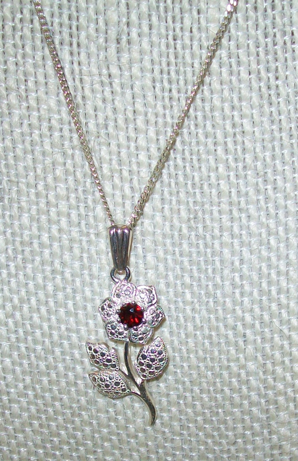 Vtg Sterling Silver Marked 925 Flower Pendant with Red Center Stone on 18″ Chain