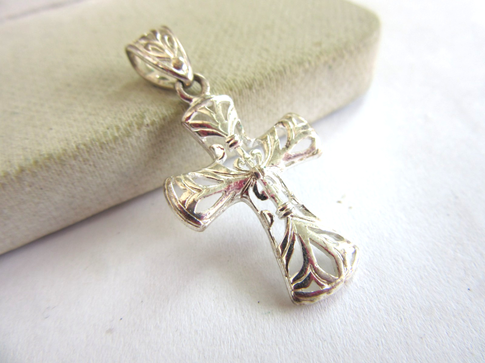 SU 925 silver filigree design cross pendant, 2 grams