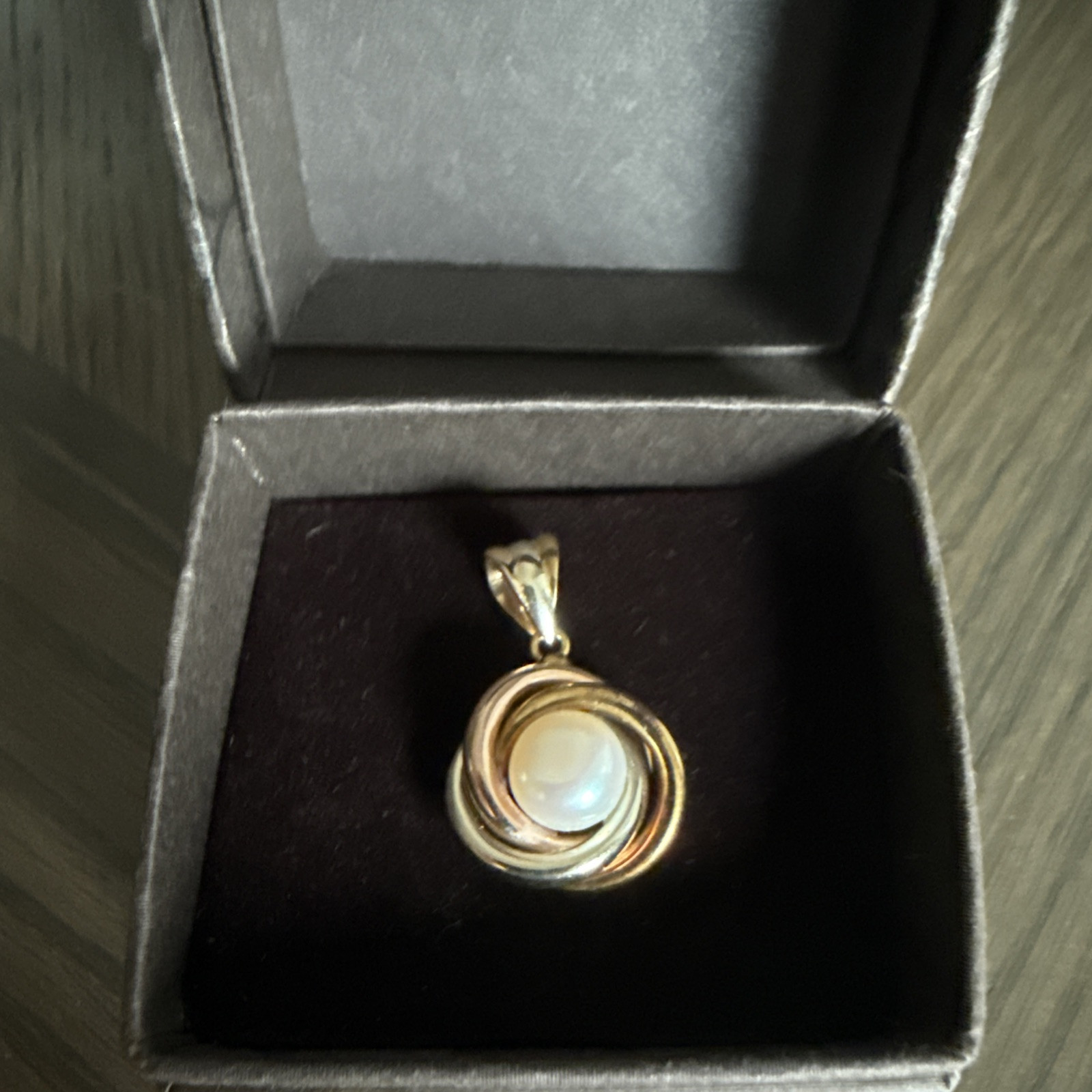 14K Gold & Pearl Pendant 5/8 in Diameter 4gr (0.14 oz)