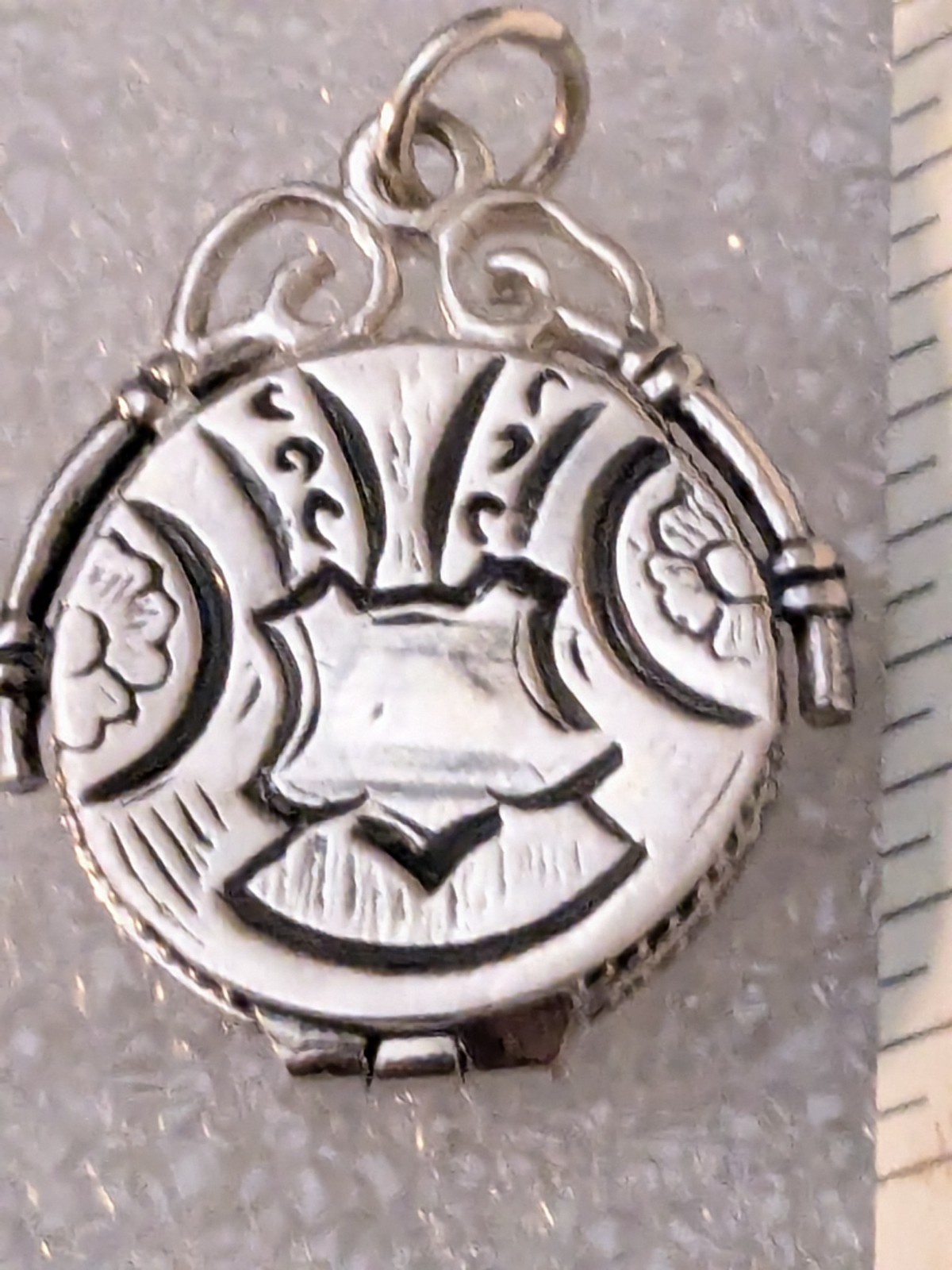 Rio Vintage Sterling Silver Memory Round Locket Opens for Keepsake P46