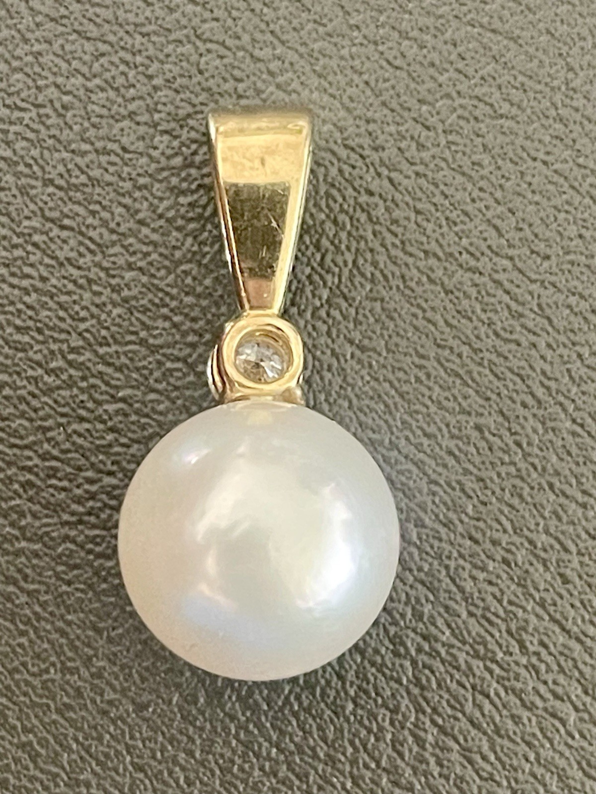 14KT Yellow Gold 10.55mm Pearl & 0.20CT Diamond Pendant (K152)