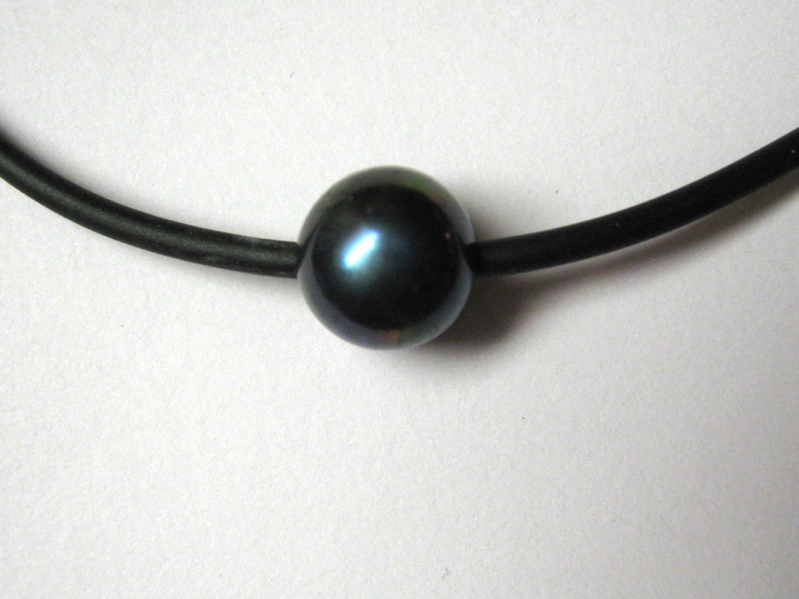 11-12mm Single Black or White Freshwater Pearl Necklace 18″-20″ Rubber Cord