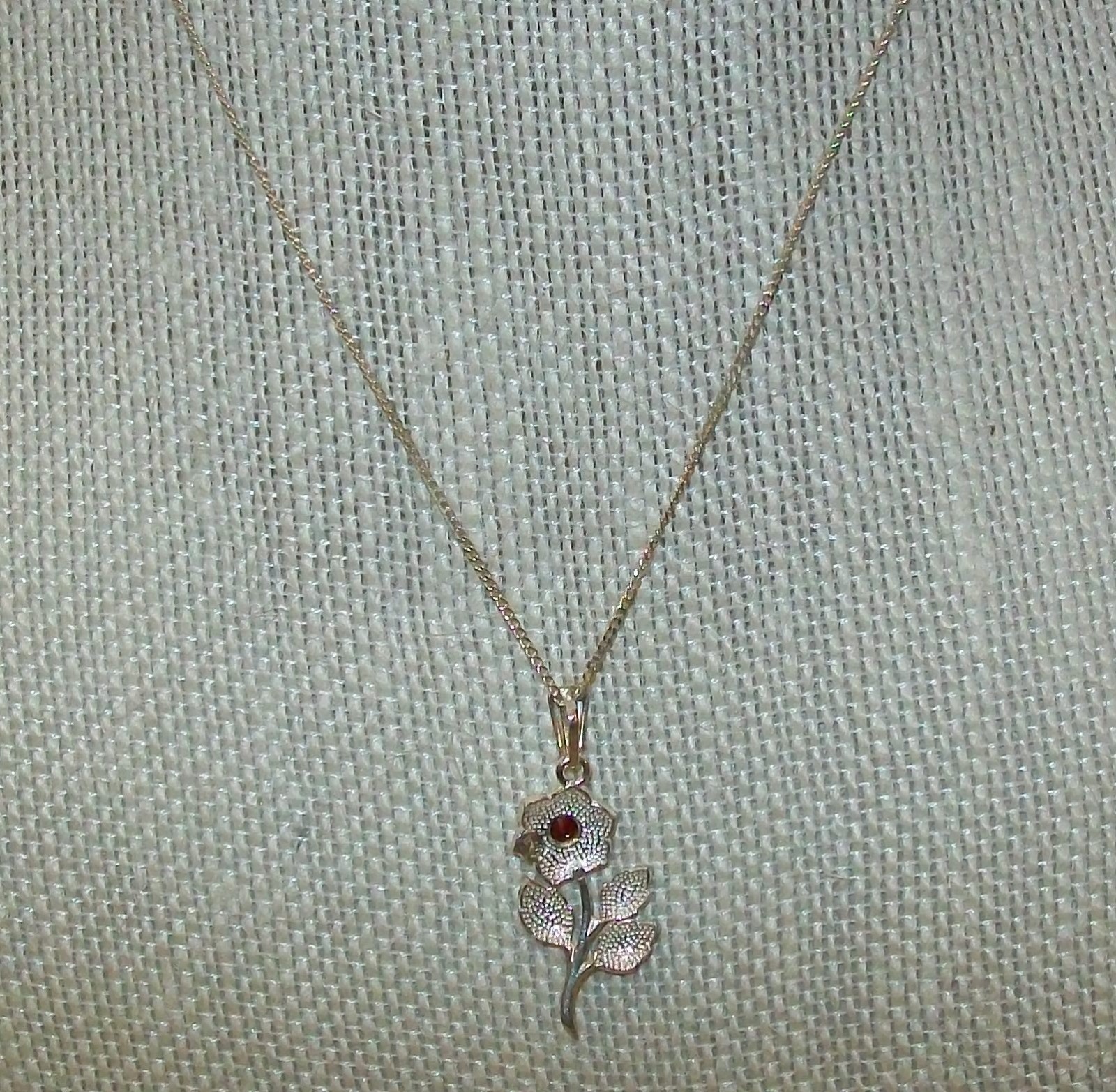 Vtg Sterling Silver Marked 925 Flower Pendant with Red Center Stone on 18″ Chain