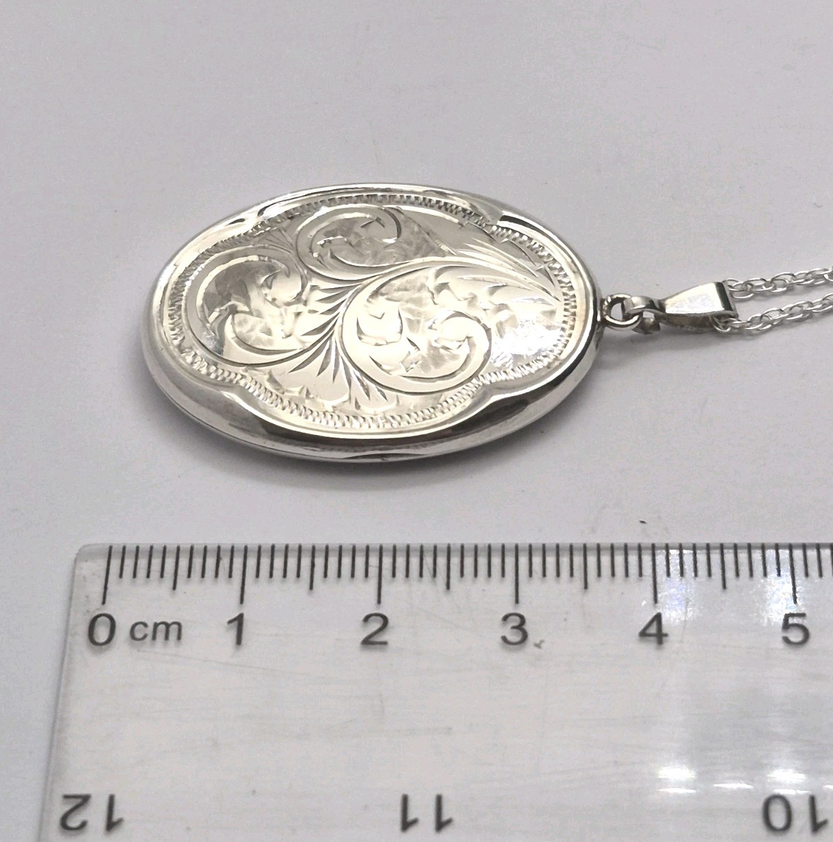 LOCKET – Sterling Silver Vintage Oval Photo Locket. Crimped Edging.