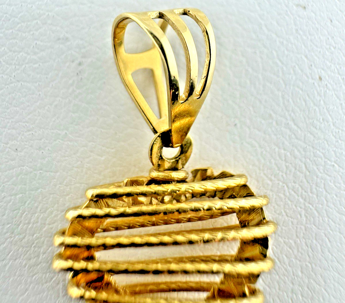 18K Yellow Gold Heart Shaped Pendant – 1/2″ / 1.5 Grams – NICE!