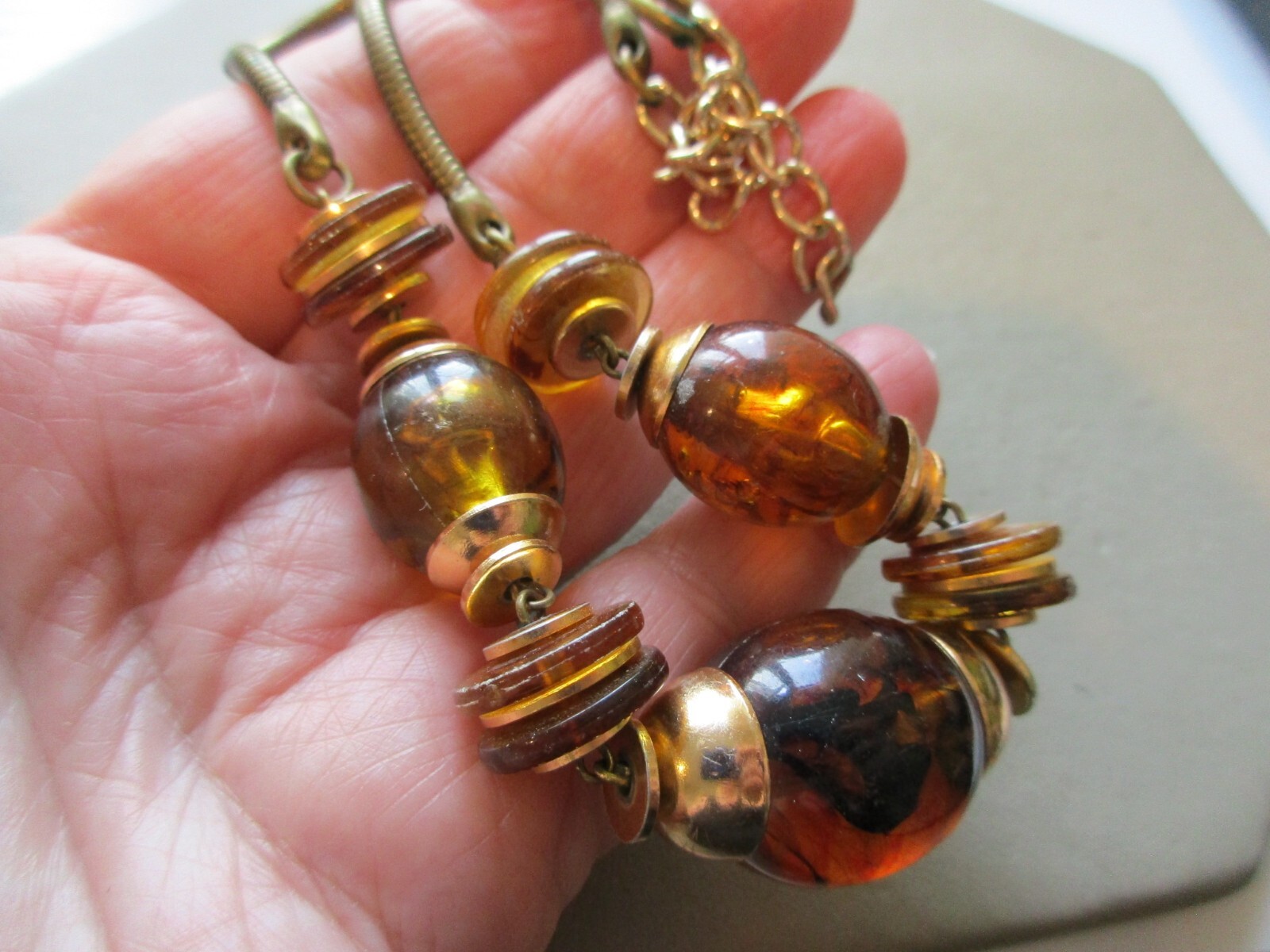 VINTAGE RETRO ART DECO STYLE LARGE PLASTIC FAUX AMBER BEADS GOLD TONE NECKLACE