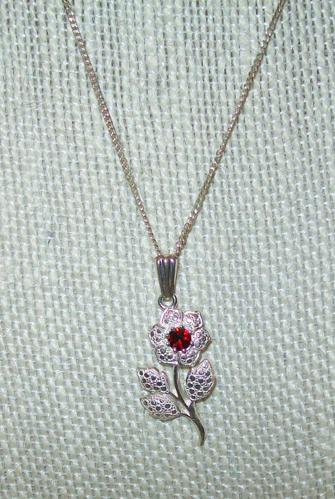 Vtg Sterling Silver Marked 925 Flower Pendant with Red Center Stone on 18″ Chain