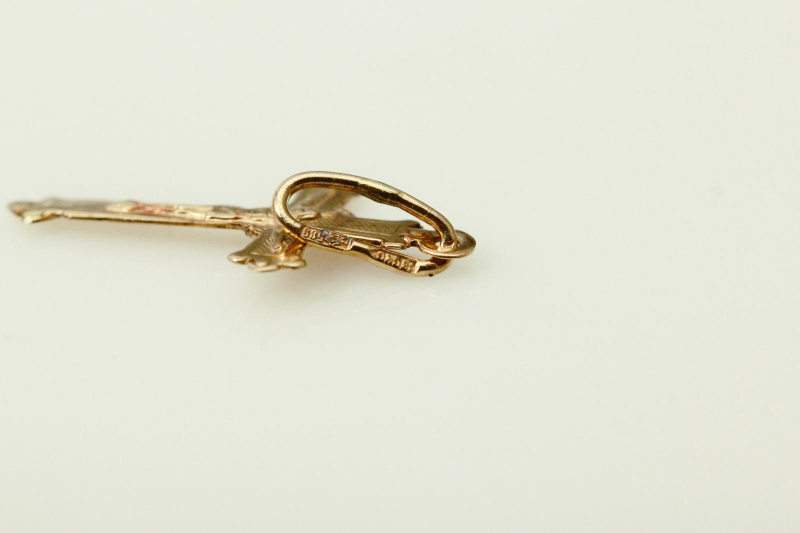 Russian Crucifix 585 14K Yellow Gold 0.6 grams (PEN9799)