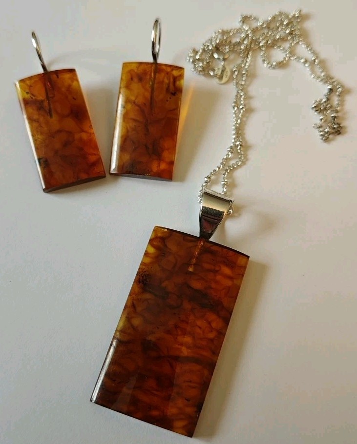 Vintage DTR 925 Silver Amber Pattern Plastic Pendent And Earrings 18″ Chain Set
