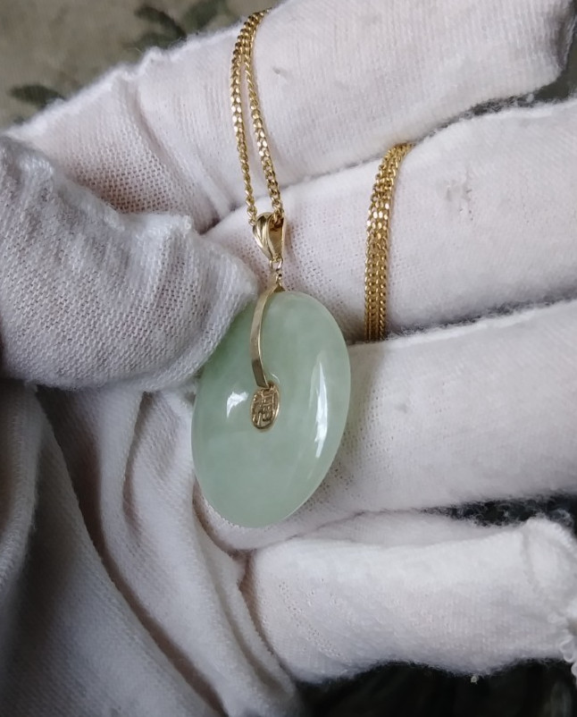 10k light green jade Chinese character blessings circle pendent