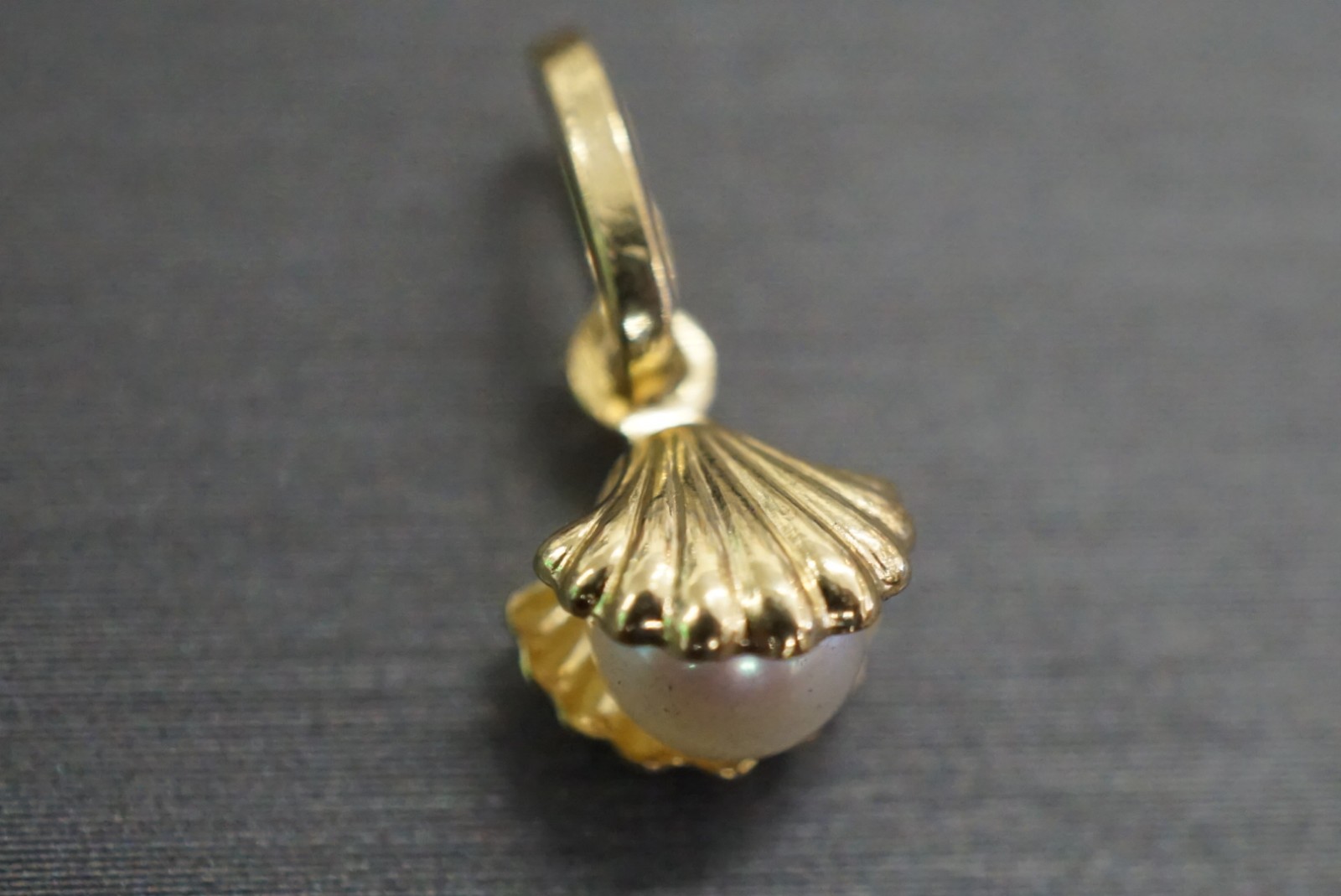 14K Solid Yellow Gold 3D Tiny Shell With 5MM Pearl 0.5″ Charm Pendant.