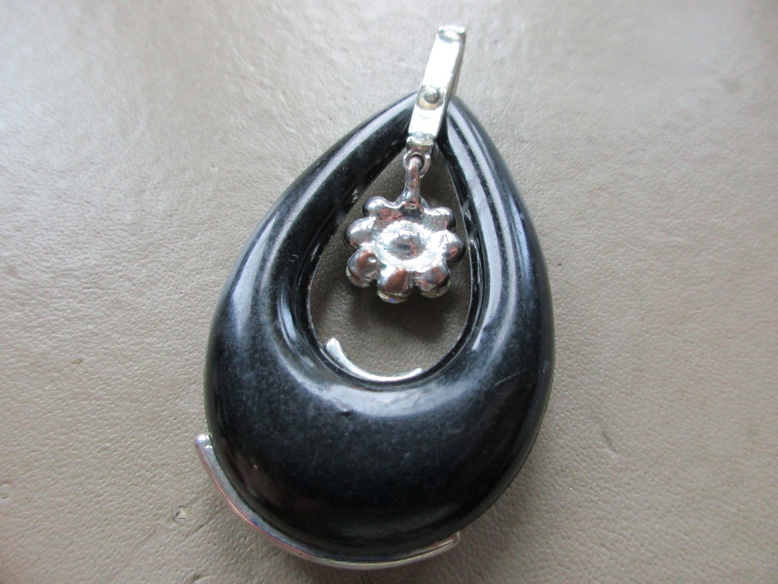 ANTIQUE VINTAGE RETRO SILVER TONE BLACK PLASTIC CRYSTAL BOREALIS DROP PENDANT UK