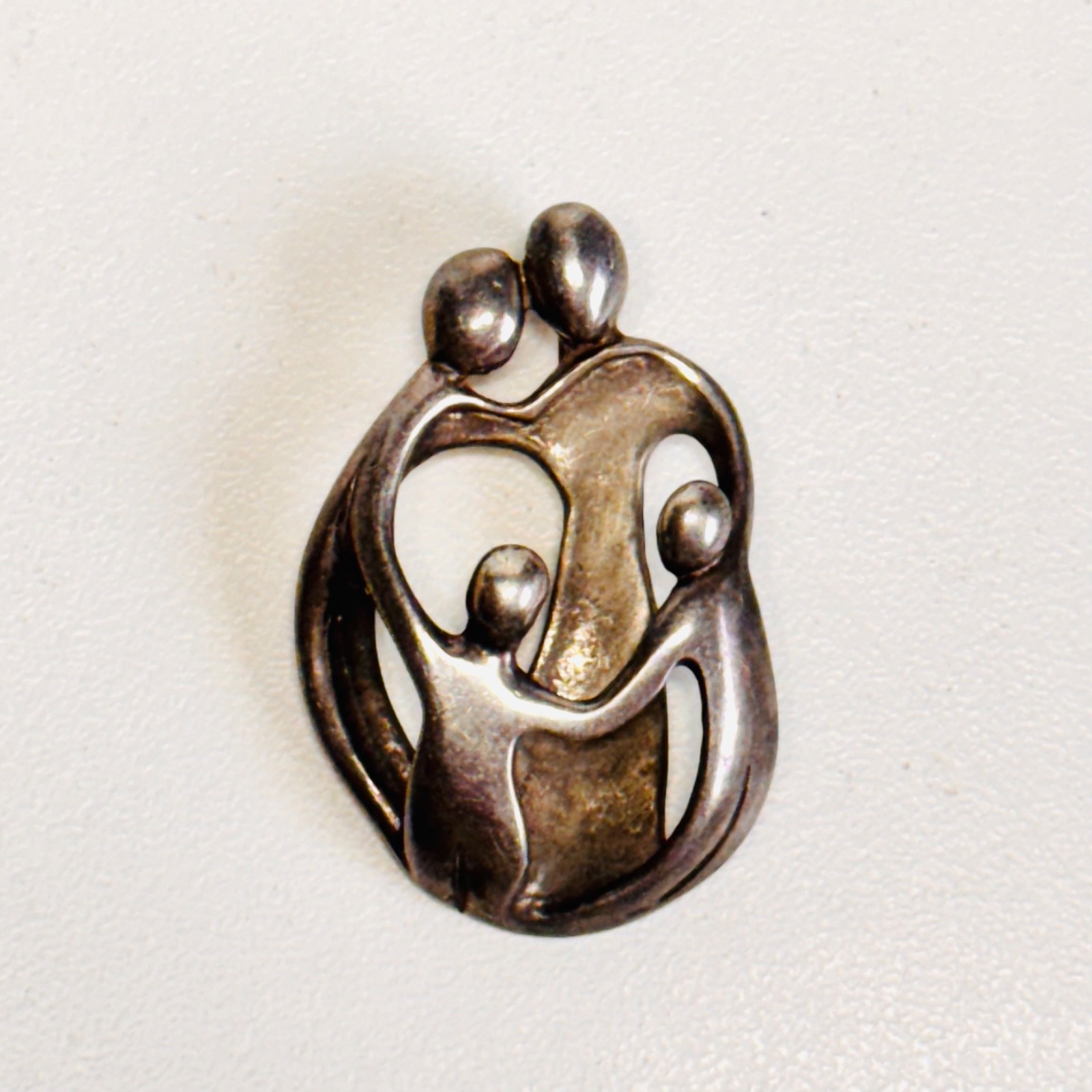 CAROLYN POLLACK RELIOS Loving Family pendant 2 adult 2 children Ster CP vint 9g