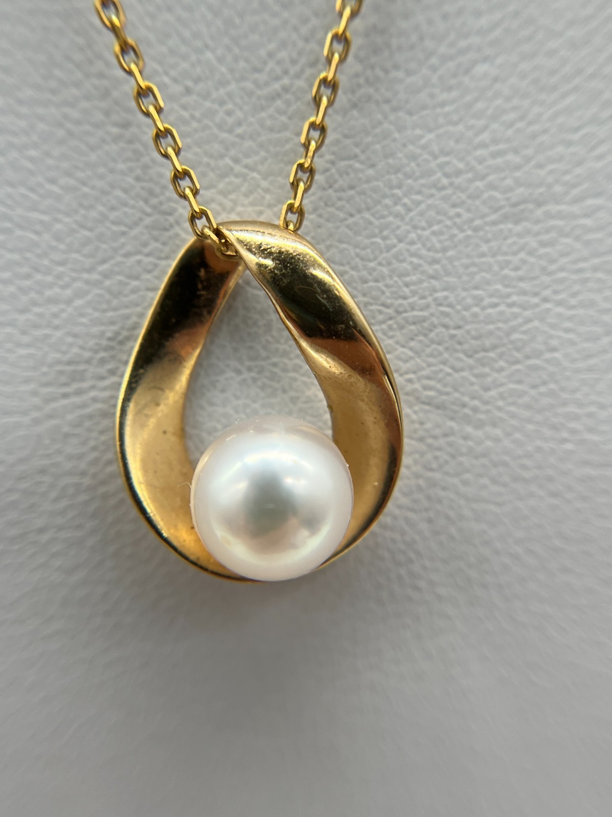 14K Yellow Gold Na Hoku Embrace Pendant with White Akoya 7.5mm Pearl 14K Chain