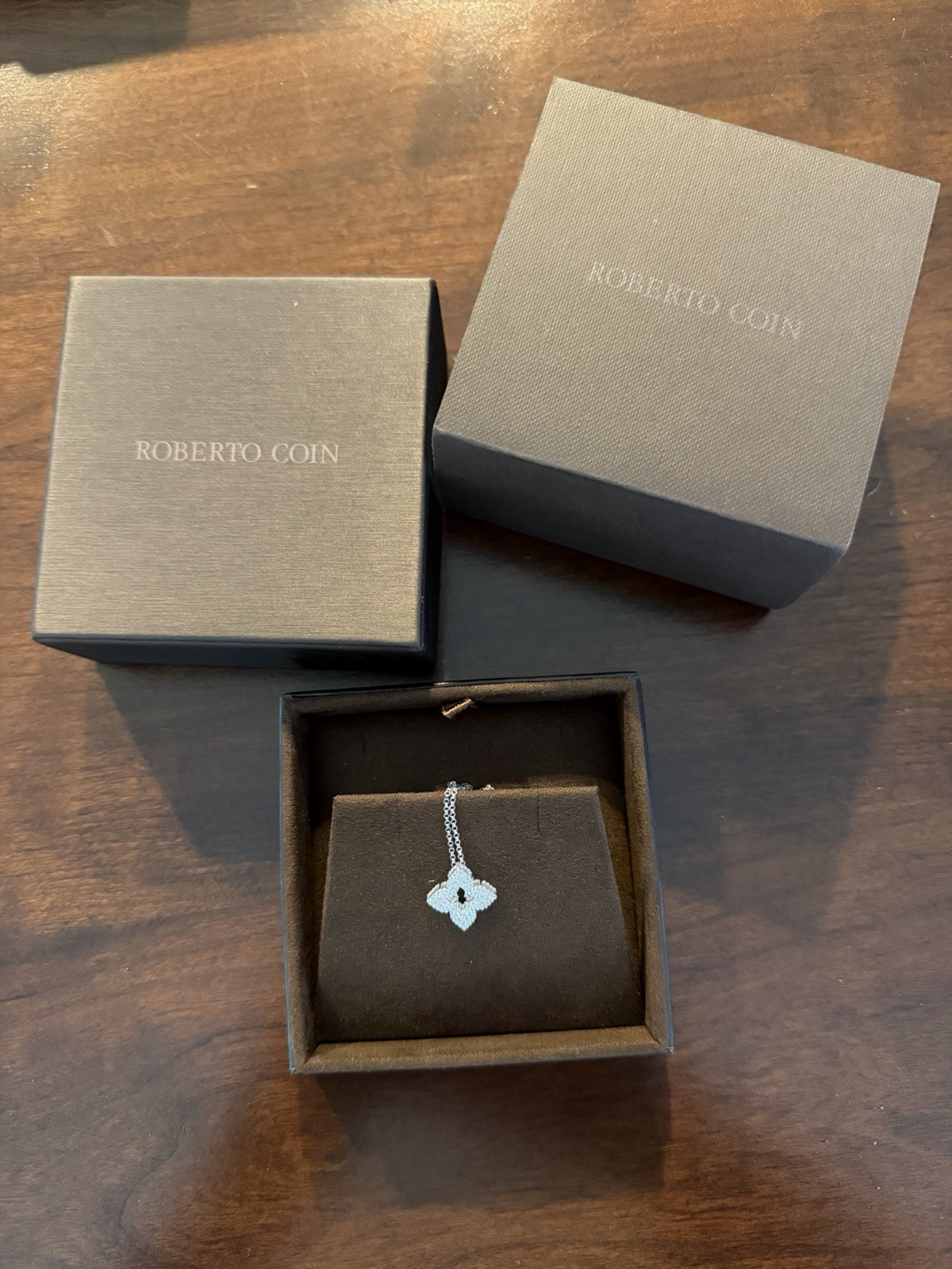Brand New Authentic Roberto Coin Princess Flower White Gold Diamond Necklace