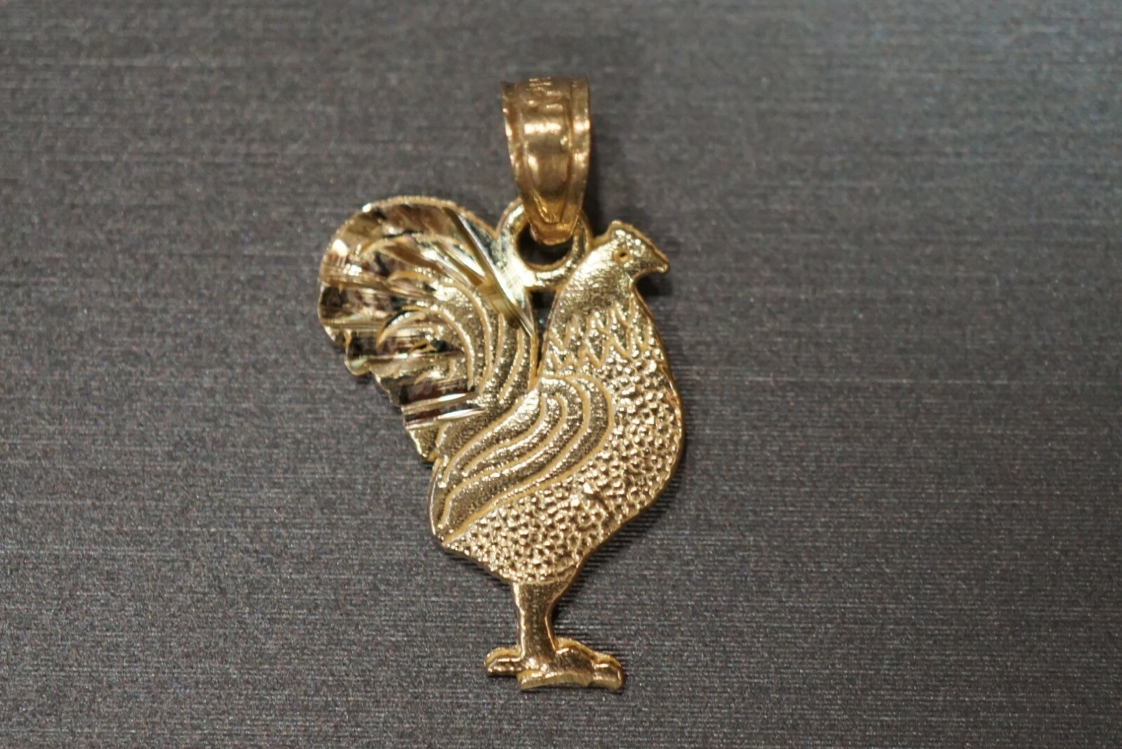 14K Solid Yellow Gold Diamond Cut 0.75″ Rooster Chicken Charm Pendant.