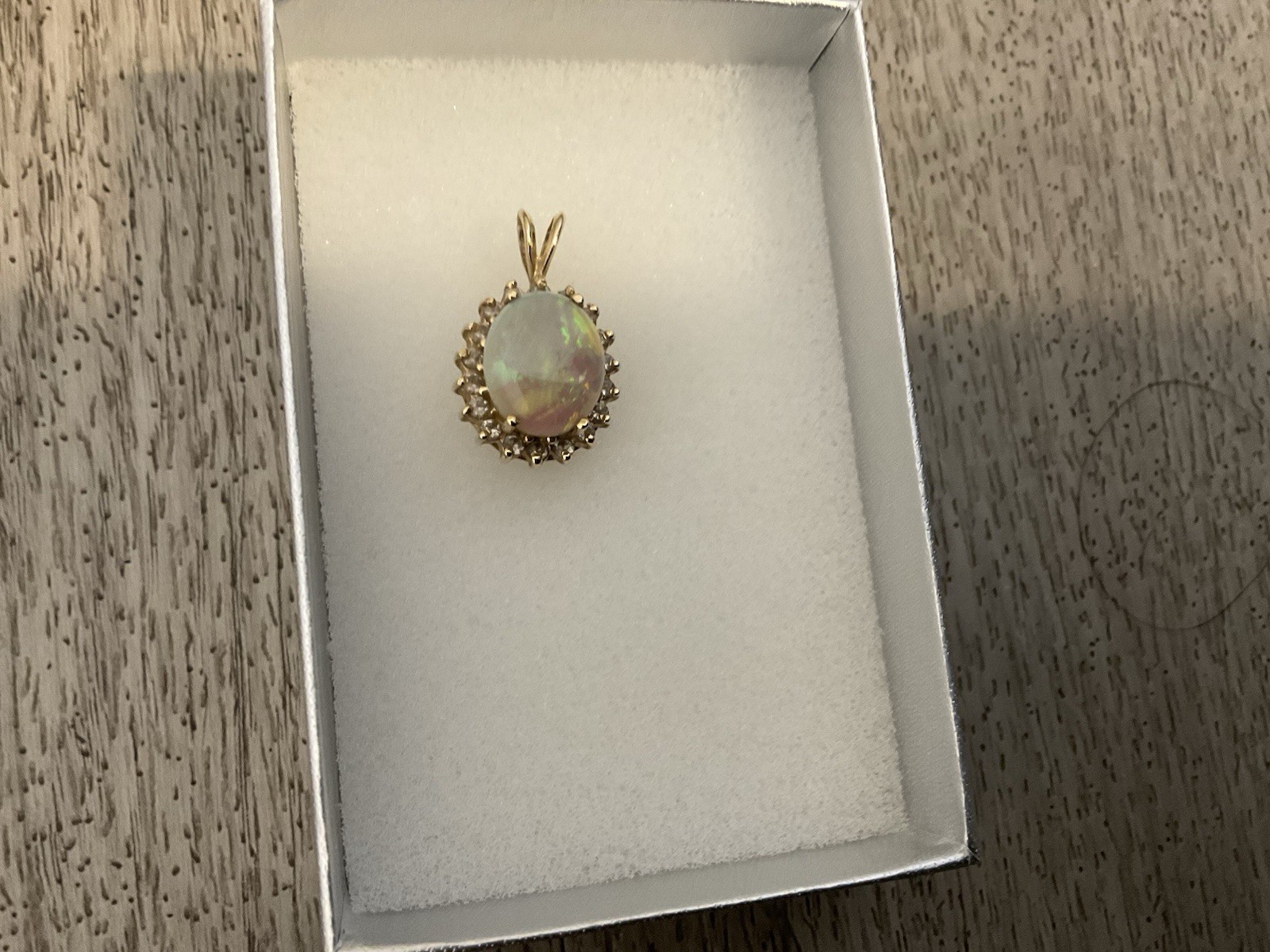 Beautiful 4.20 Opal pendant with Clear Diamonds