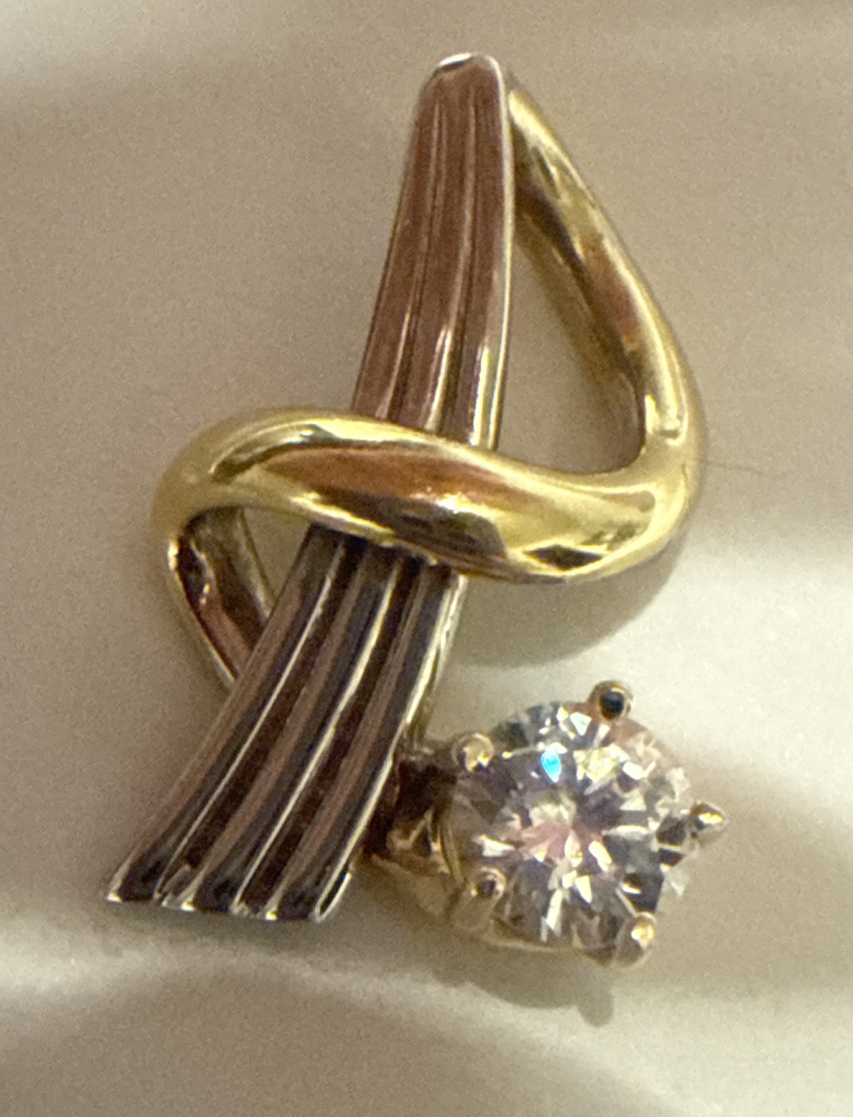 2.81 Grams Of 14kt Yellow,white Gold Modern, Contemporary Clear Stone Pendant