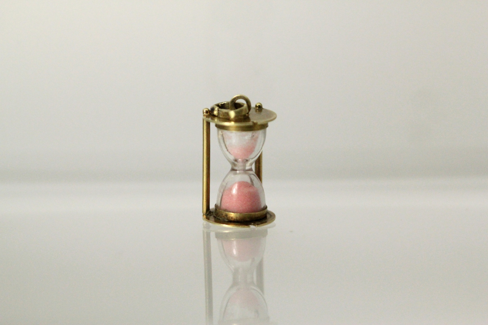 14K Yellow Gold Vintage 3D Germany Hourglass Charm (Damaged) 4.2 Grams (PEN9514)