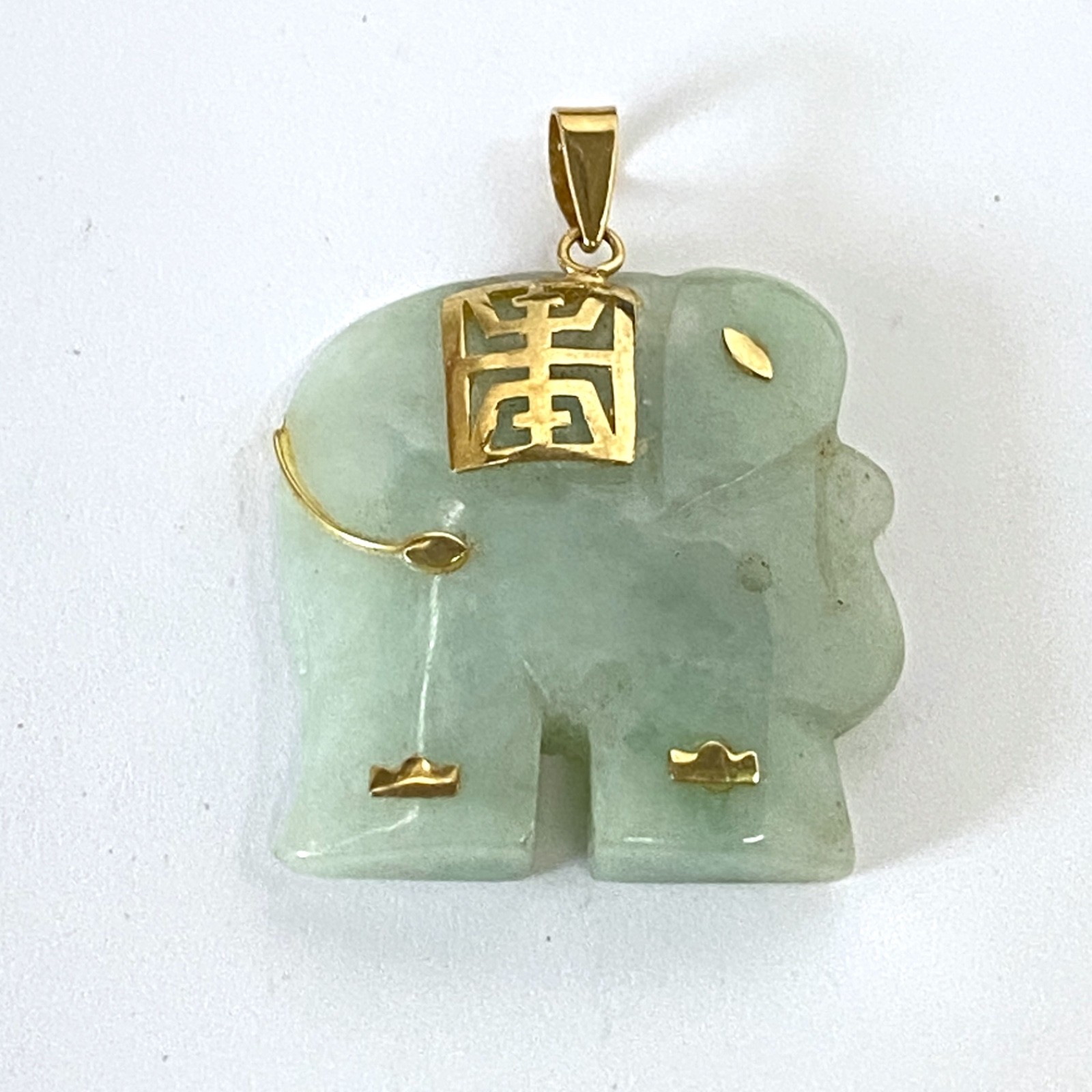 10k Yellow gold light green jade carved elephant pendant 6.6 gm 1x 1.25 inch