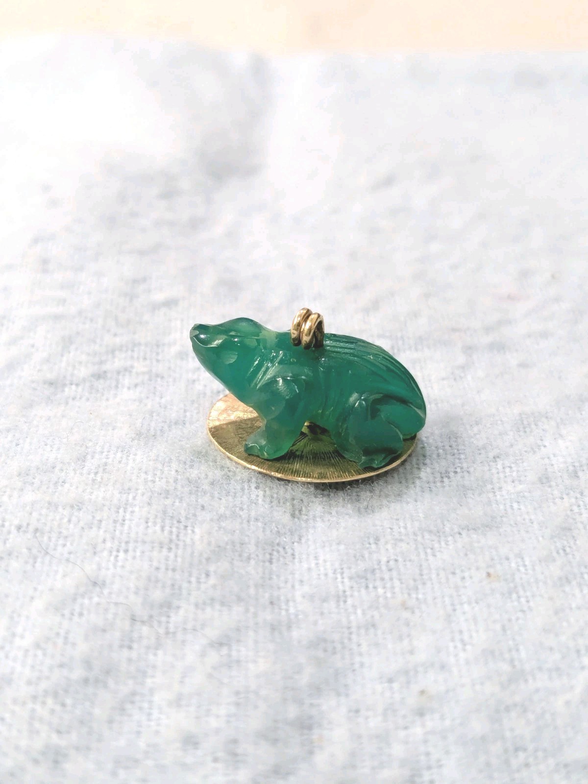 Vtg. 14K Carved Green Chrysoprase Frog Charm 17.5mm Dia, 11.2mm , 3.4 grams